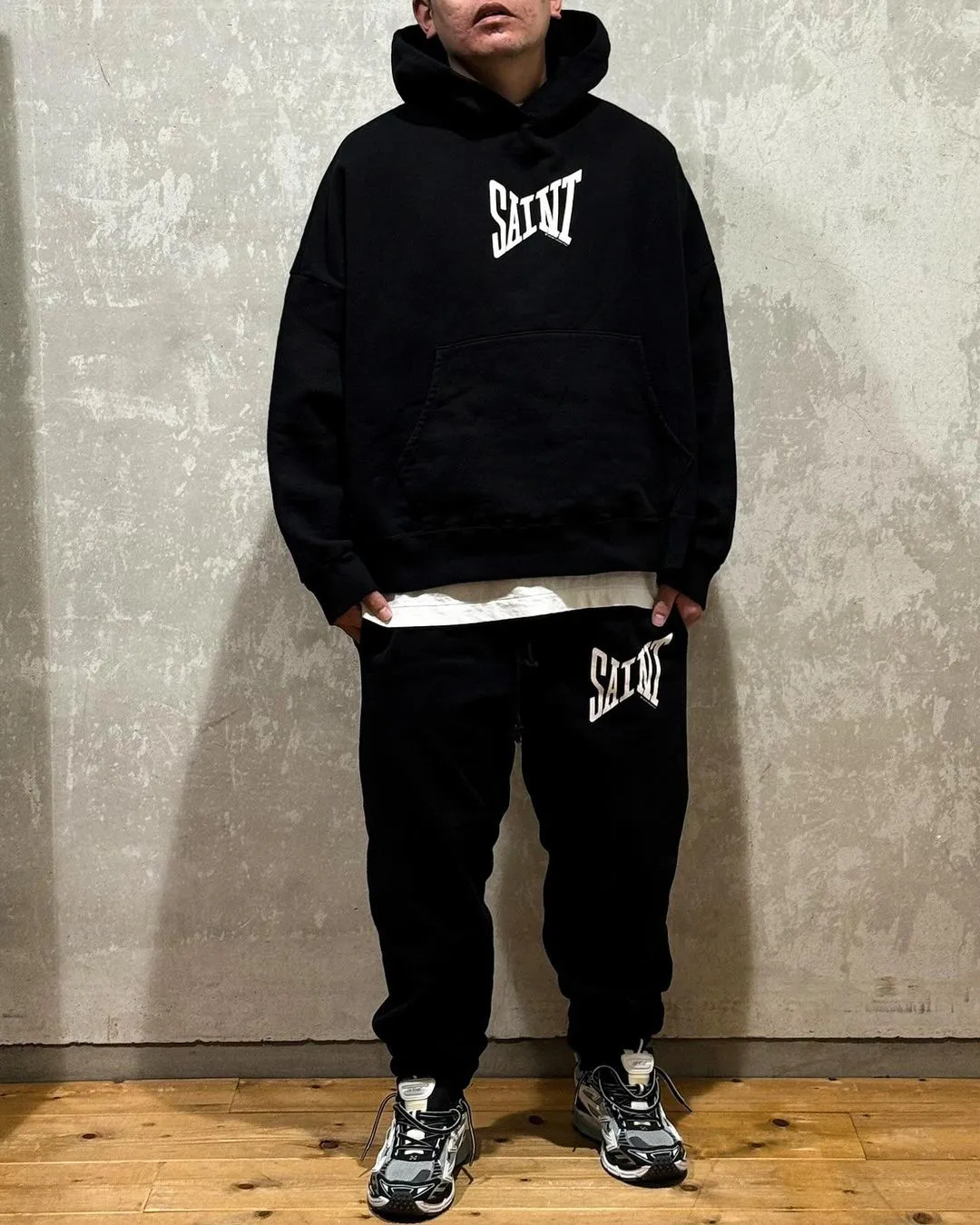 SAINT Mxxxxxx RIBON SAINT HOODIE/BLK The latest SAINT basic loose hoodie, black S-XL, original uniform high weight and light fleece sweatshirt fabric, custom woven and dyed, original loose short fat version, unchanged from the knife, original flavor, original accessories, fruit main mark/wash mark/cherub mark complete, ready-to-wear pre-shrunk without deformation after washing